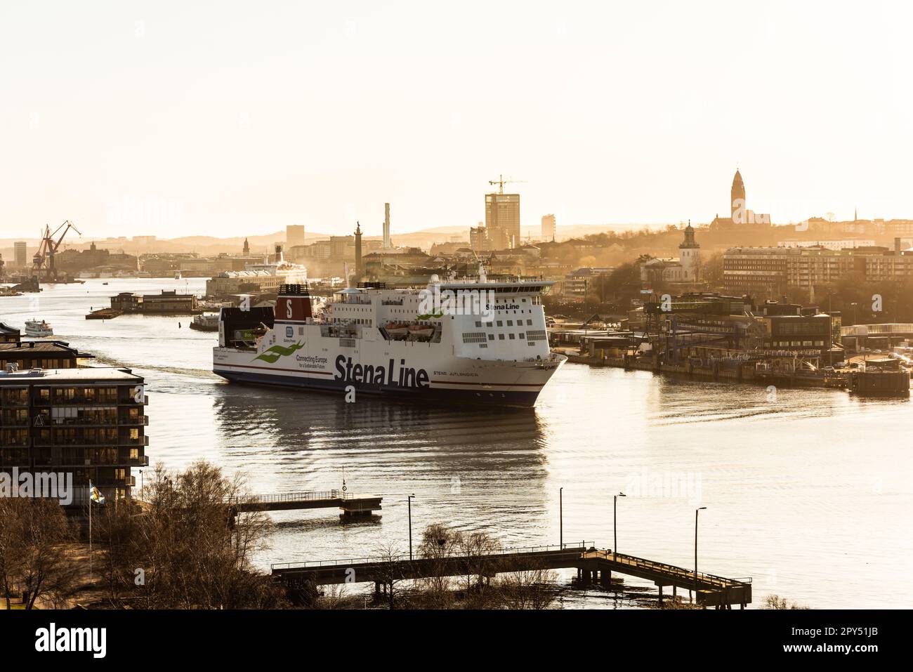 Goteborg, Svezia - 11 2022 aprile: Traghetto Stena Jutlandica in partenza da Goteborg per Frederikshavn in una soleggiata mattinata primaverile. Foto Stock