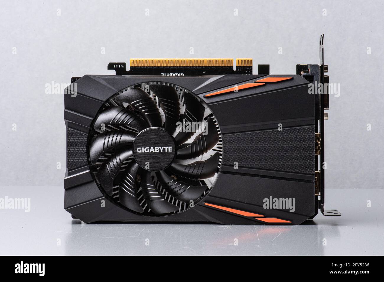 Gothenburg, Svezia - Aprile 24 2022: Fondo di una scheda grafica GTX 1050Ti Gigabyte. Foto Stock