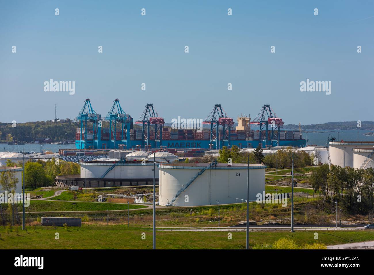 Goteborg, Svezia - 02 2022 maggio: Poi la più grande nave container Madrid Maersk carico a Skandiahamnen a Goteborg. Foto Stock