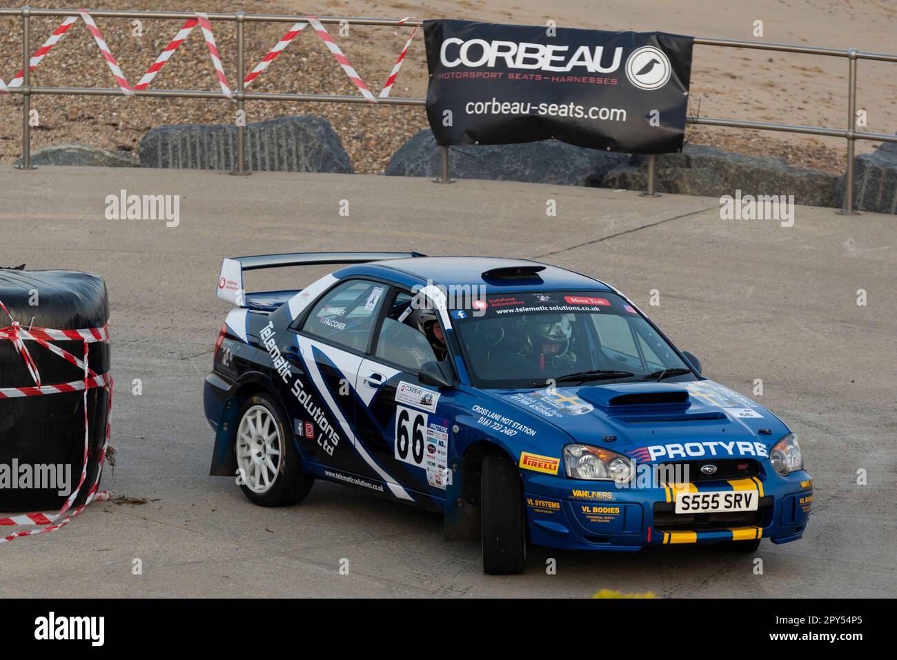 Stephen Harvey corre un 2004 Subaru Impreza gareggiando nel Corbeau Seats rally sul lungomare di Clacton, Essex, Regno Unito. Secondo conducente Andy Falconer Foto Stock