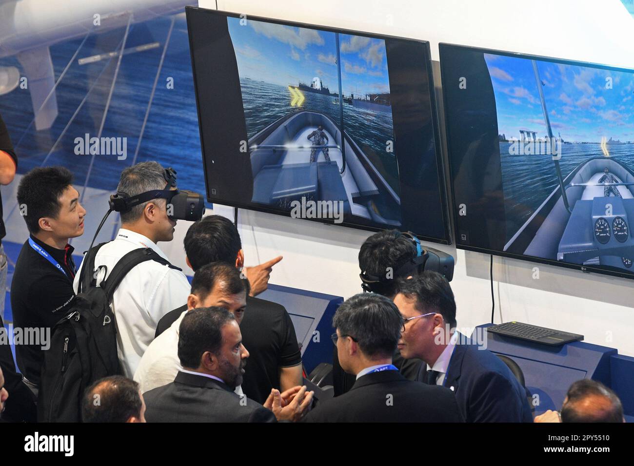 Singapore. 3rd maggio, 2023. I delegati militari e della difesa partecipano all'International Maritime Defence Exhibition (IMDEX) Asia 2023 il giorno di apertura al Changi Exhibition Centre di Singapore, il 3 maggio 2023. Credit: Allora Chih Wey/Xinhua/Alamy Live News Foto Stock