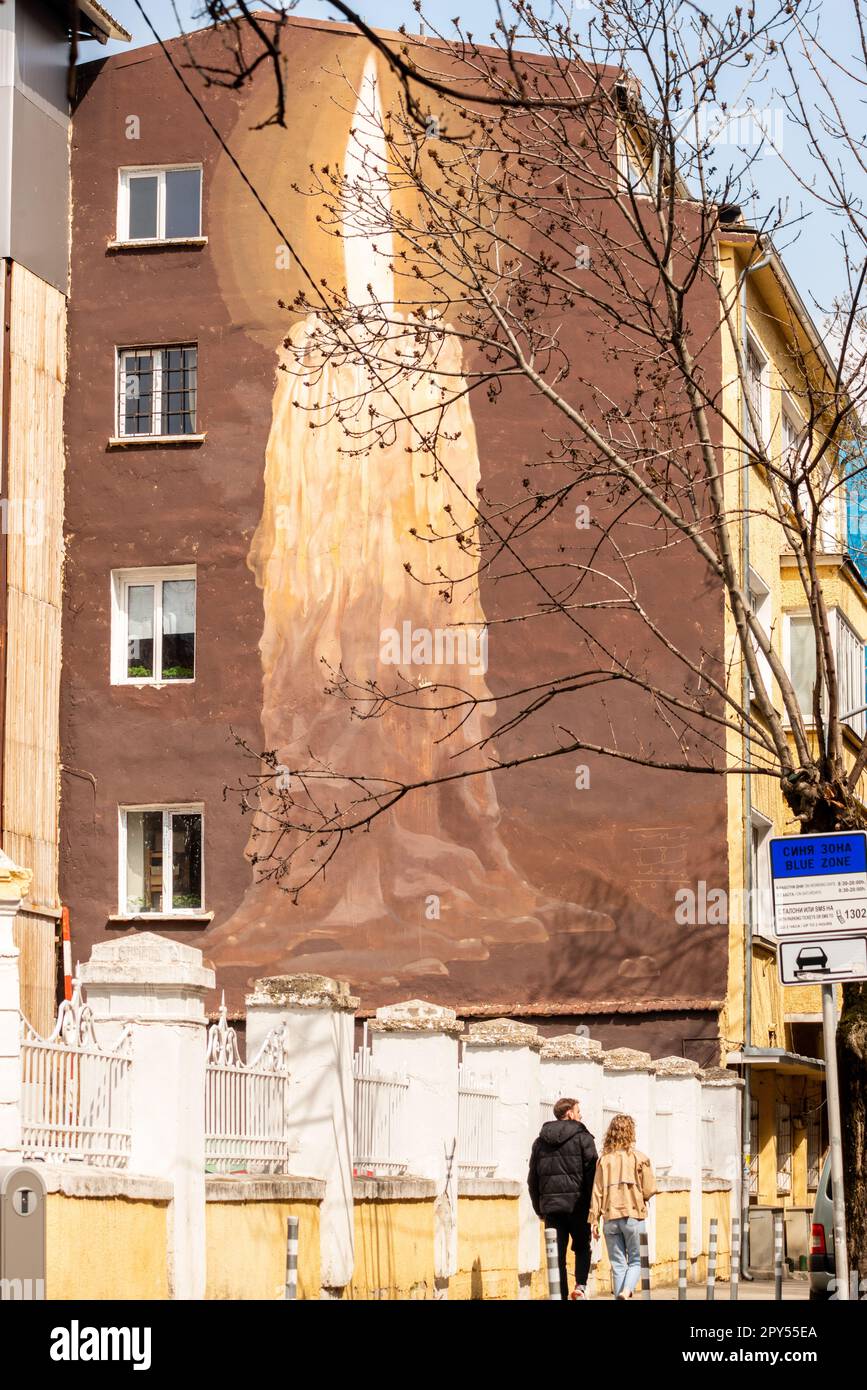 Street art murale Burning Candle graffiti Street art su edificio residenziale a Sofia, Bulgaria, Europa orientale, Balcani, UE Foto Stock