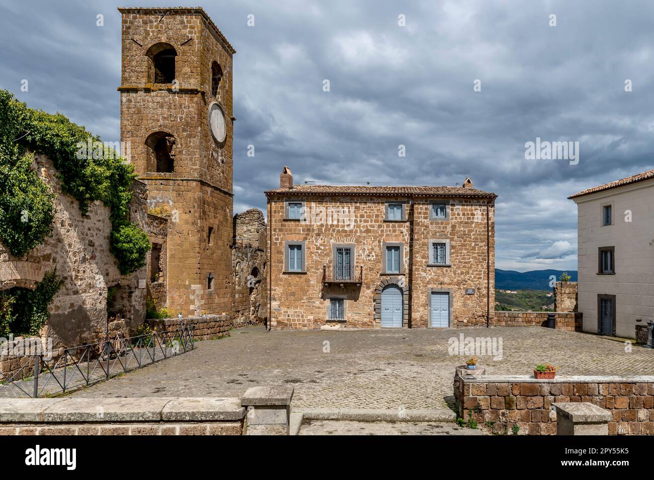 Piazza Castellani a Celleno, Italia, sotto un cielo suggestivo Foto Stock