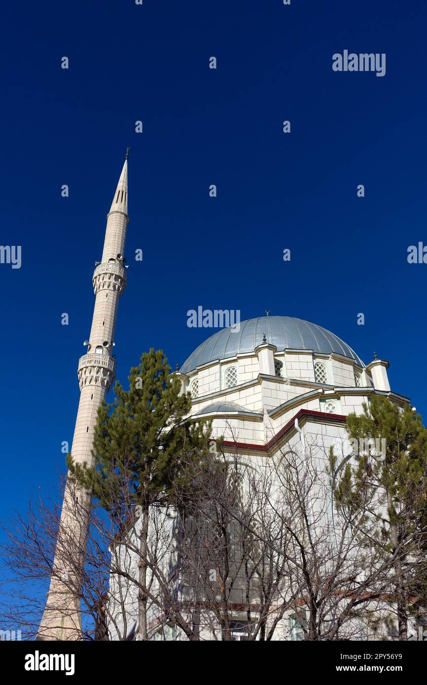 cielo blu e moschea con minareto, esempi di islam e architettura moschea Foto Stock