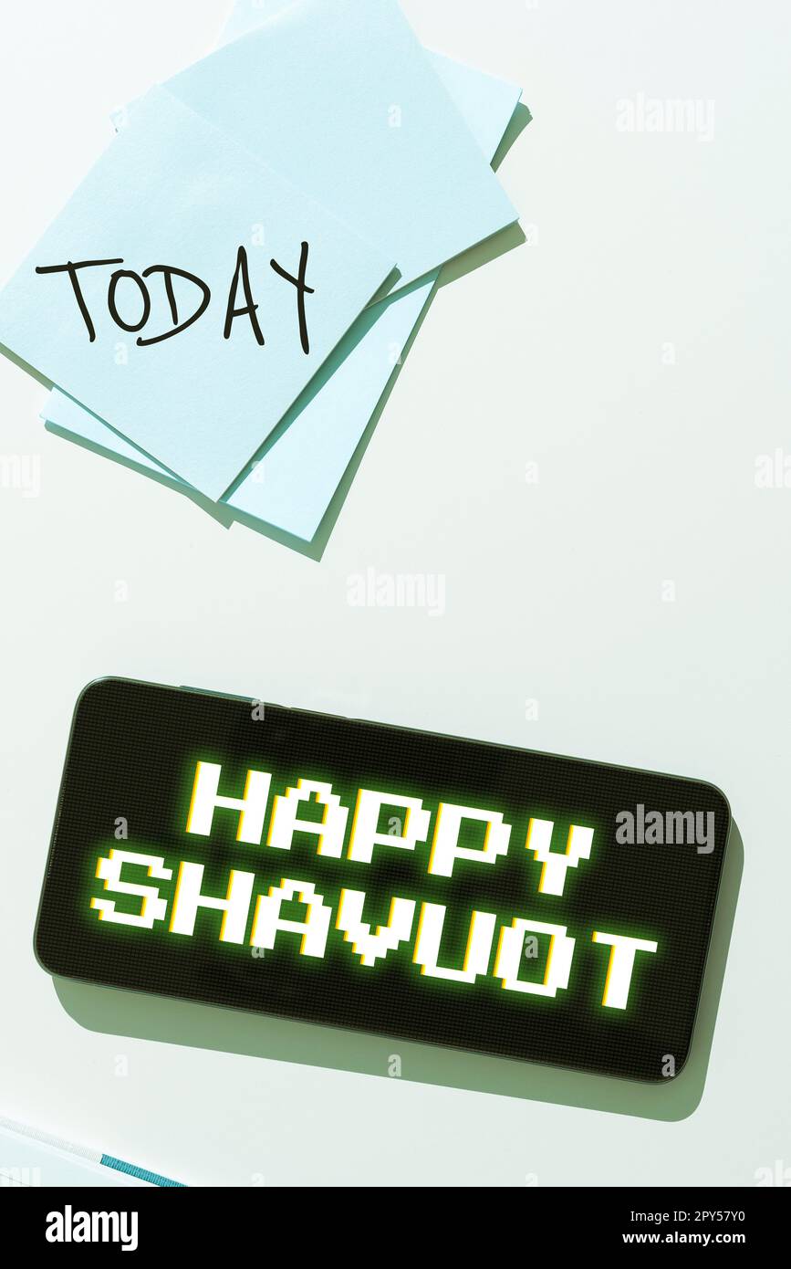 Testo che mostra l'ispirazione Happy Shavuot. Business concept vacanza ebraica commemorativa della rivelazione dei dieci Comandamenti Foto Stock