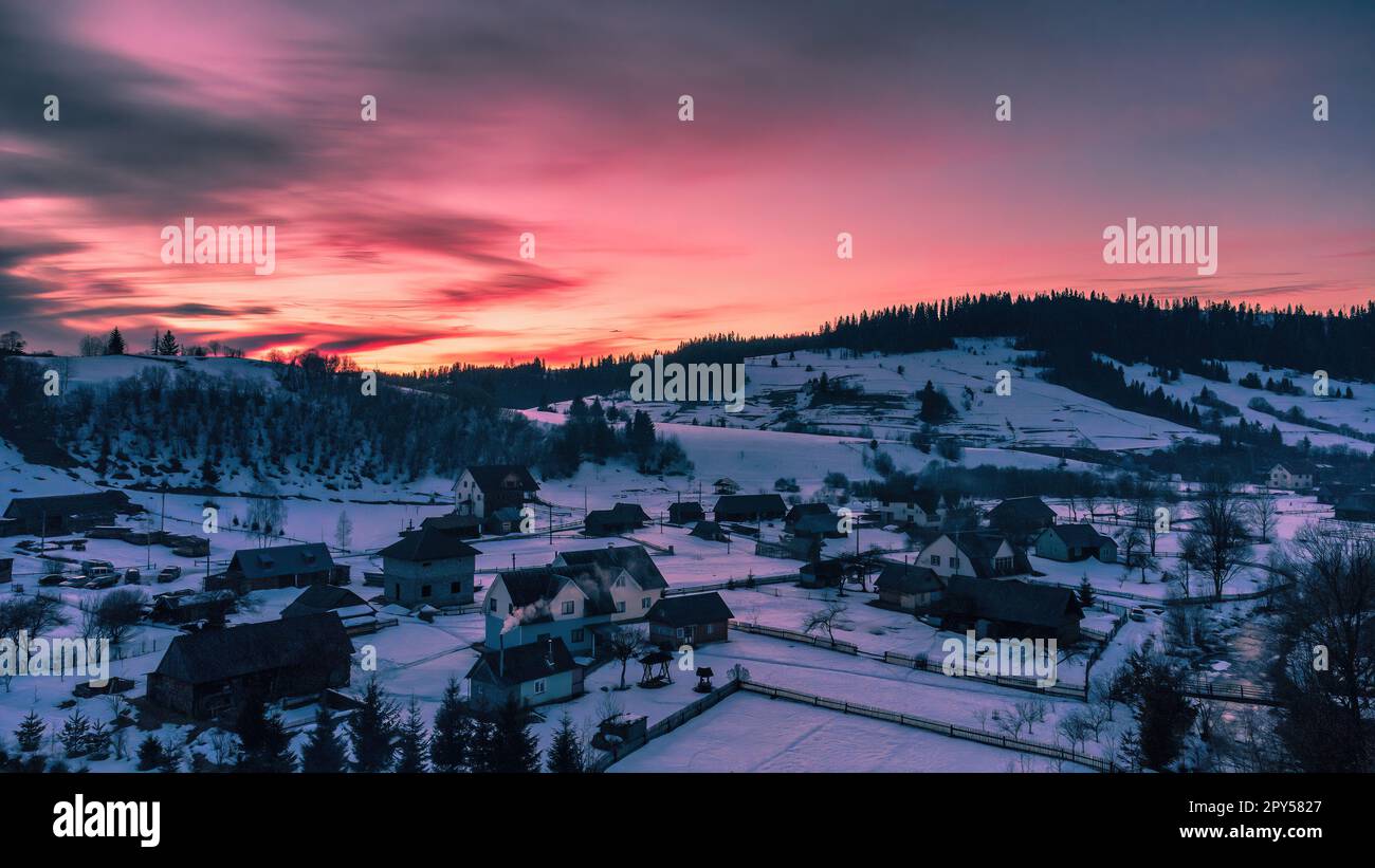 Tramonto o alba in montagna. Panorama crepuscolo cielo e nuvola Foto Stock