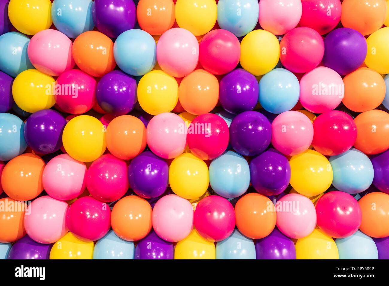 Sfondo colorato di palloncini: Foto realistiche, concetto di festa, festa, felice, sorpresa. Foto Stock