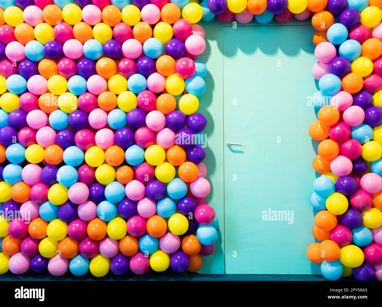 Camera porta con palloncini colorati - concetto di festa, festa, buon compleanno. Foto Stock