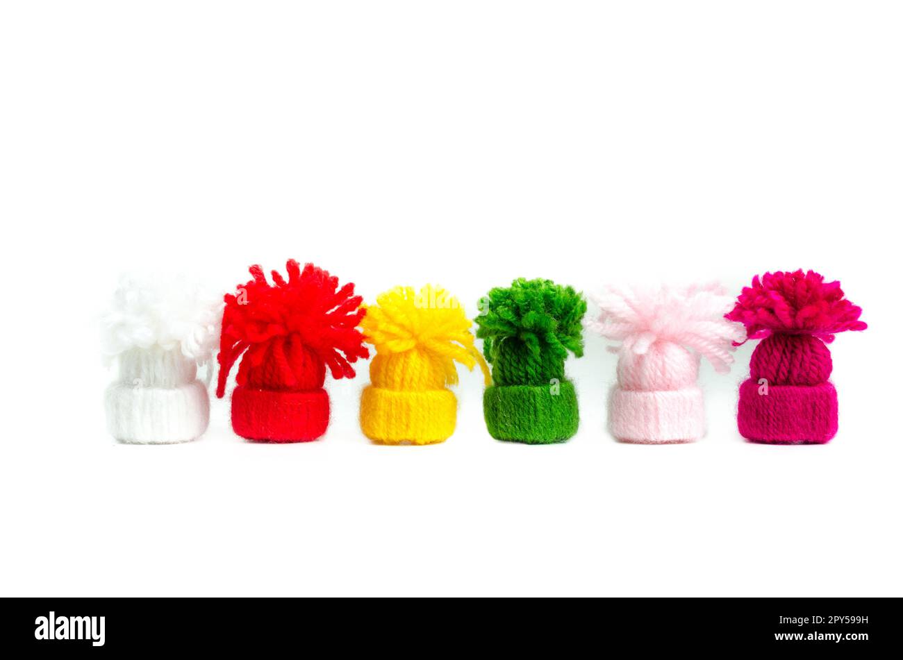 Colori Funny in mini cappelli, isolati su sfondi bianchi Foto Stock