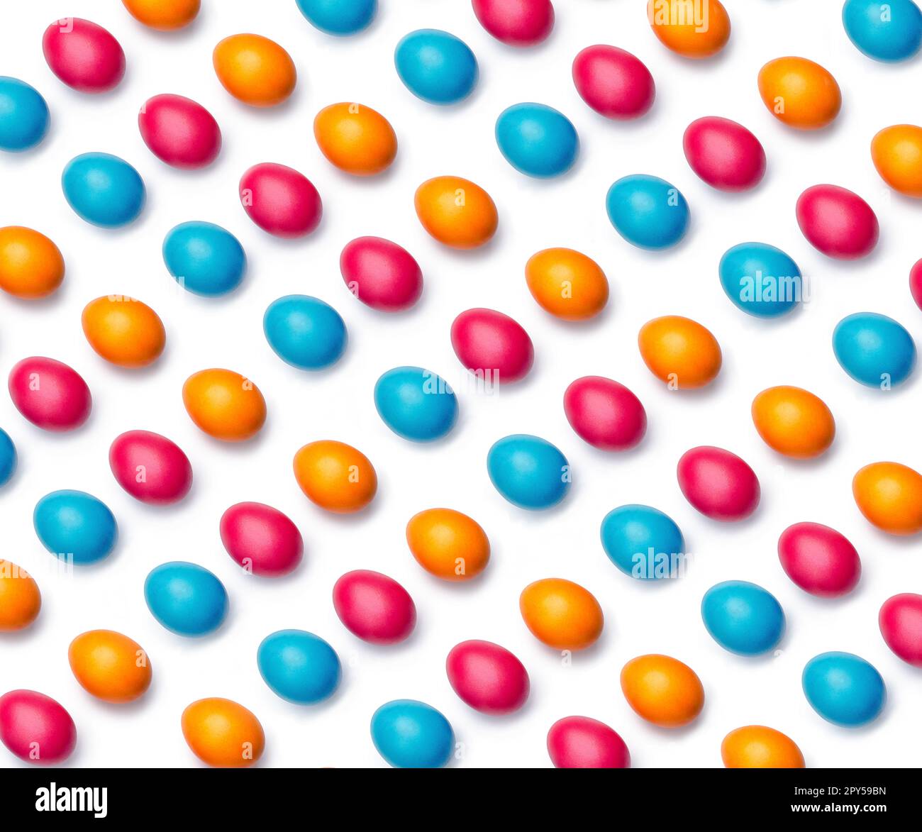 Molte uova colorate, isolate su sfondo bianco Foto Stock