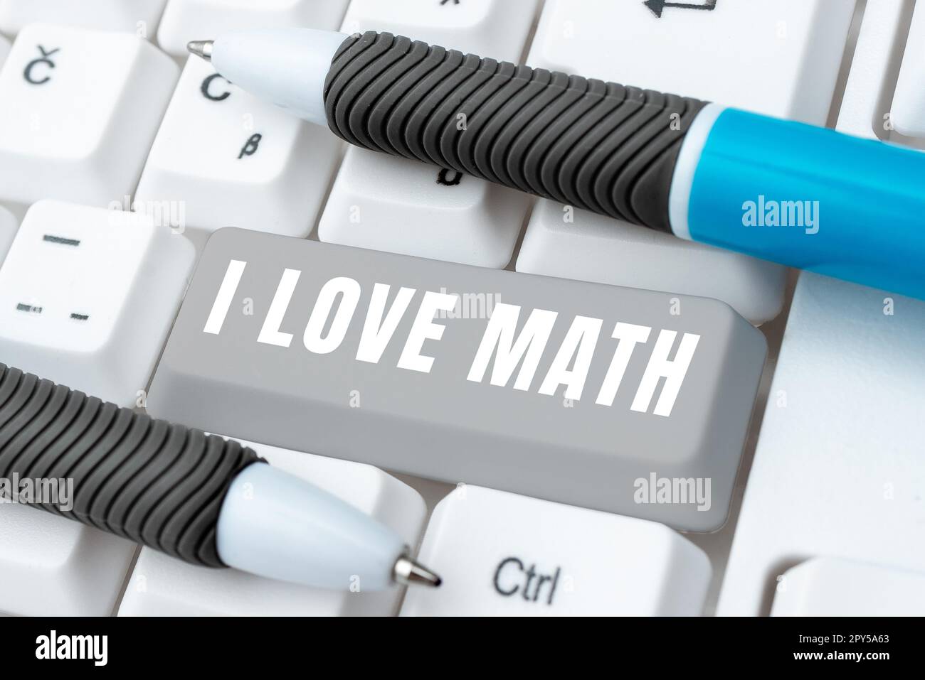Testo che mostra ispirazione i Love Math. Parola scritta sopra a come mólto che fa i calcoli la matematica numero geek persona Foto Stock