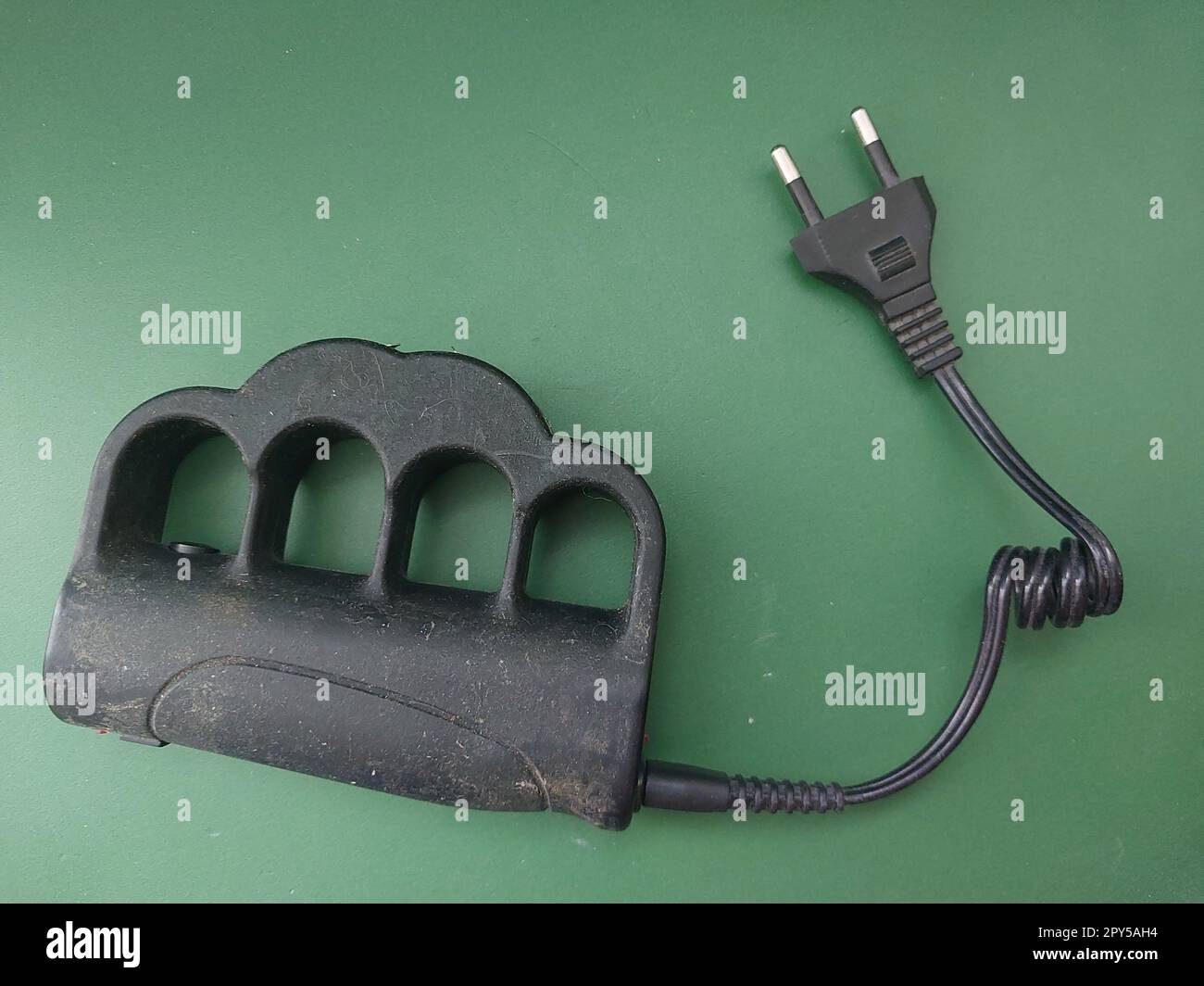 Nocche di ottone Taser per autodifesa e difesa Foto stock - Alamy