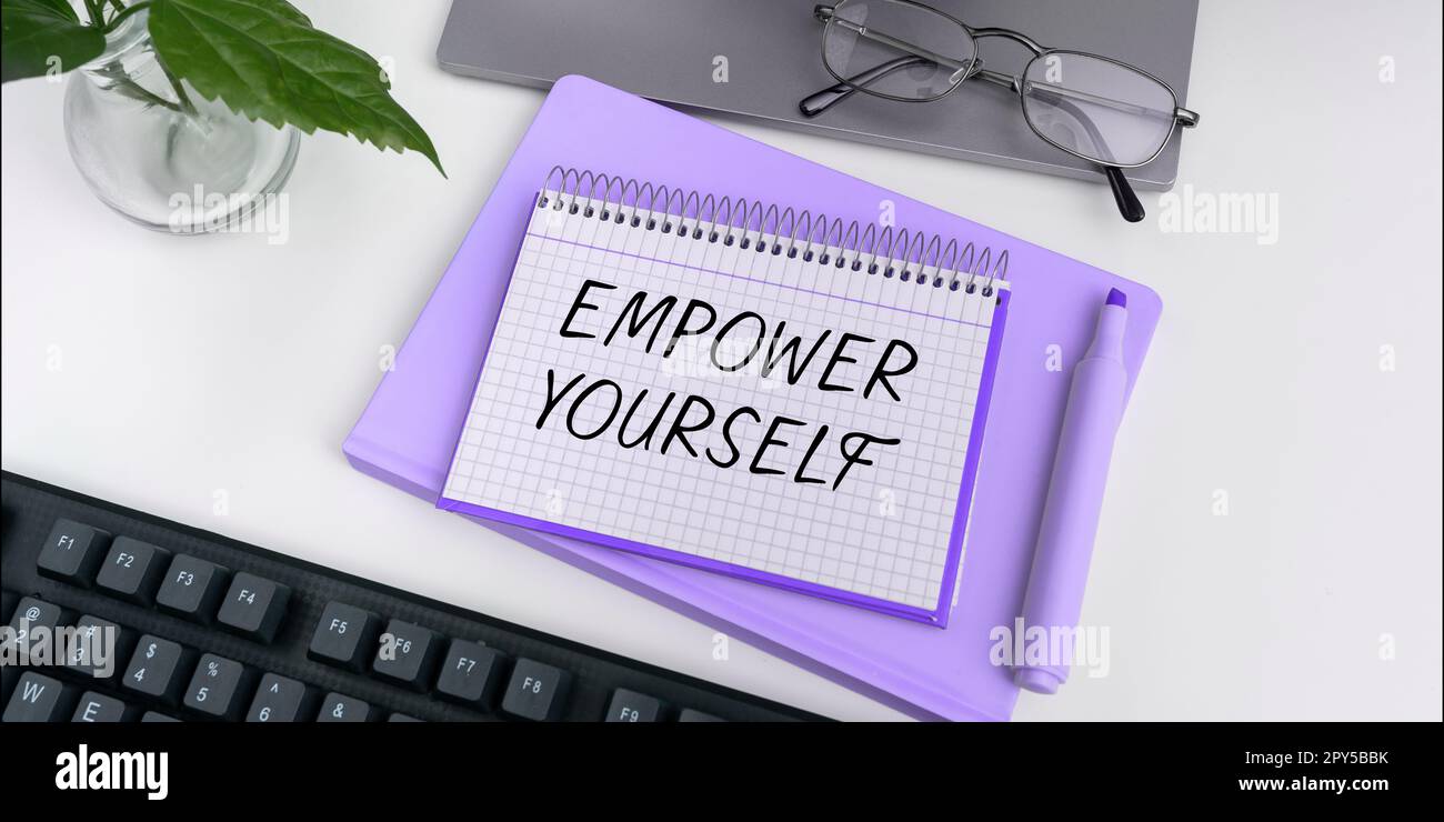 Ispirazione che mostra il segno Empower Yourself. Concetto del Internet che prende il controllo delle scelte positive di regolazione degli obiettivi di vita Foto Stock