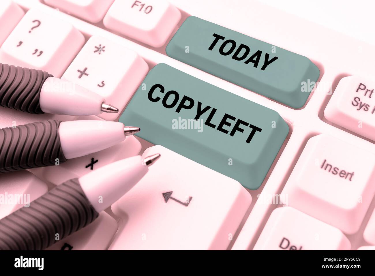 Visualizzazione concettuale Copyleft. Parola scritta sul diritto di usare, modificare, copiare e condividere liberamente software, opere d'arte Foto Stock