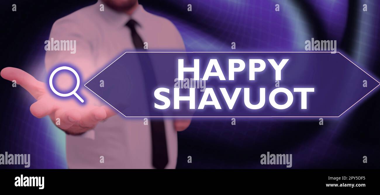 Ispirazione mostrando segno Happy Shavuot. Concetto che significa festa ebraica che commemora la rivelazione dei dieci Comandamenti Foto Stock