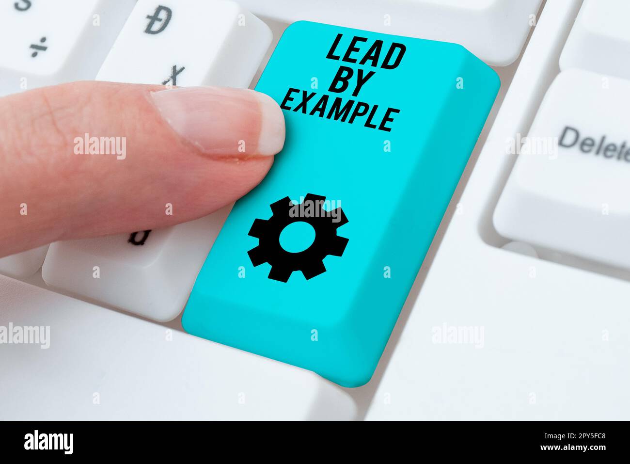 Segno che mostra la derivazione per esempio. Parola per essere un leader mentore seguire le regole dare esempi Coach Foto Stock