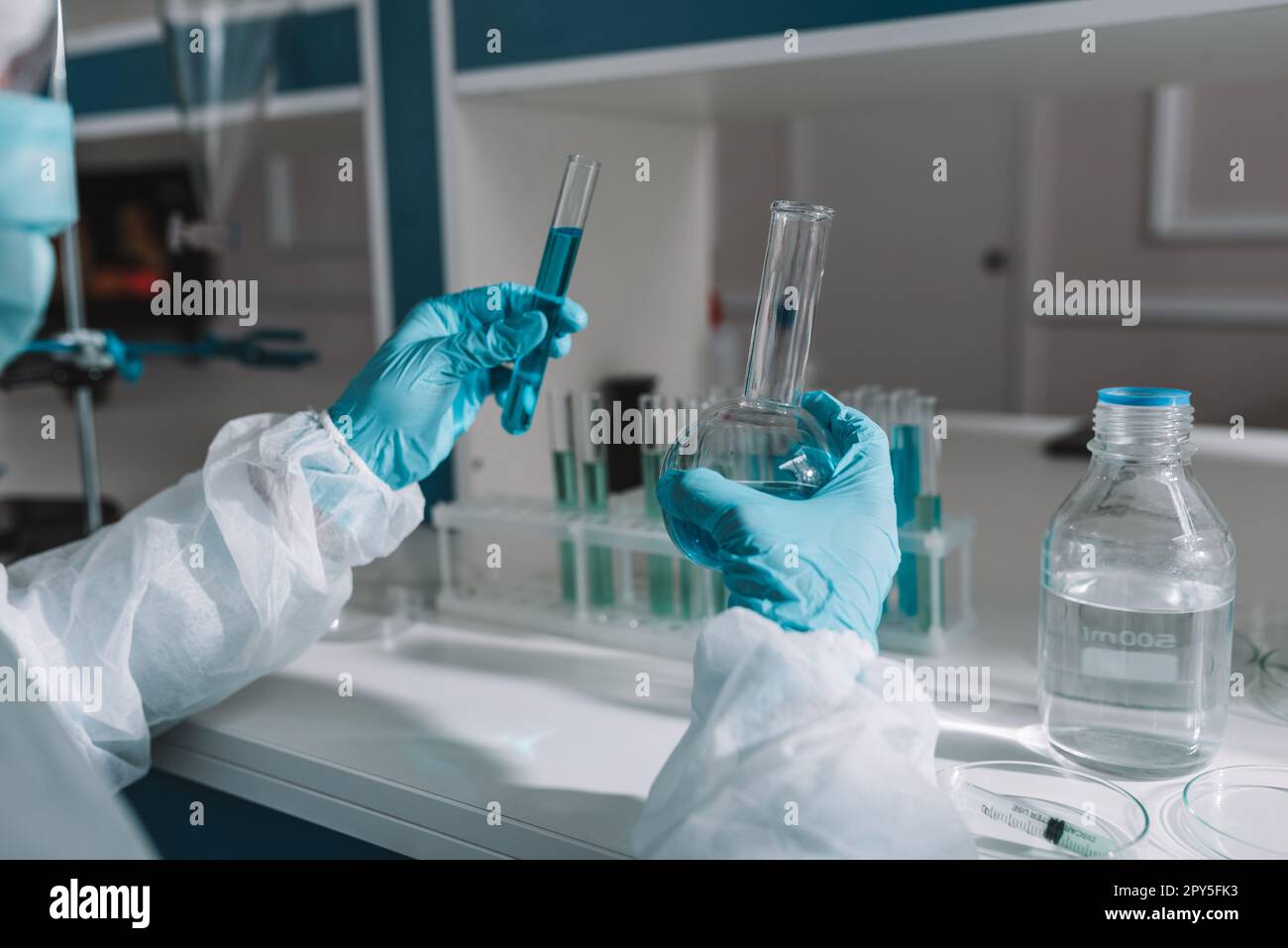 Il medico di laboratorio analizza i campioni per la ricerca scientifica Foto Stock