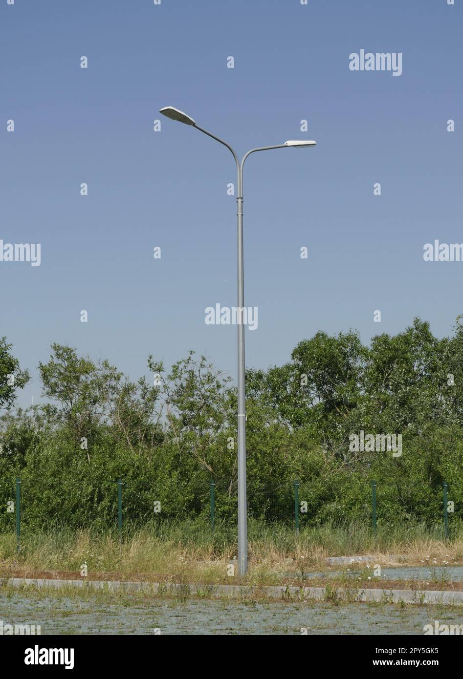 un palo da strada con due lanterne in natura Foto Stock