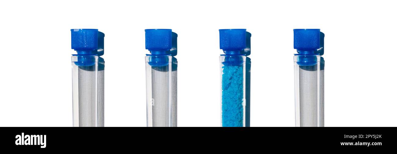 Prodotto chimico a scaglie blu in provetta con tappo, solfato di rame(II). Ingrediente chimico cosmetico sulla tabella di laboratorio. Foto Stock