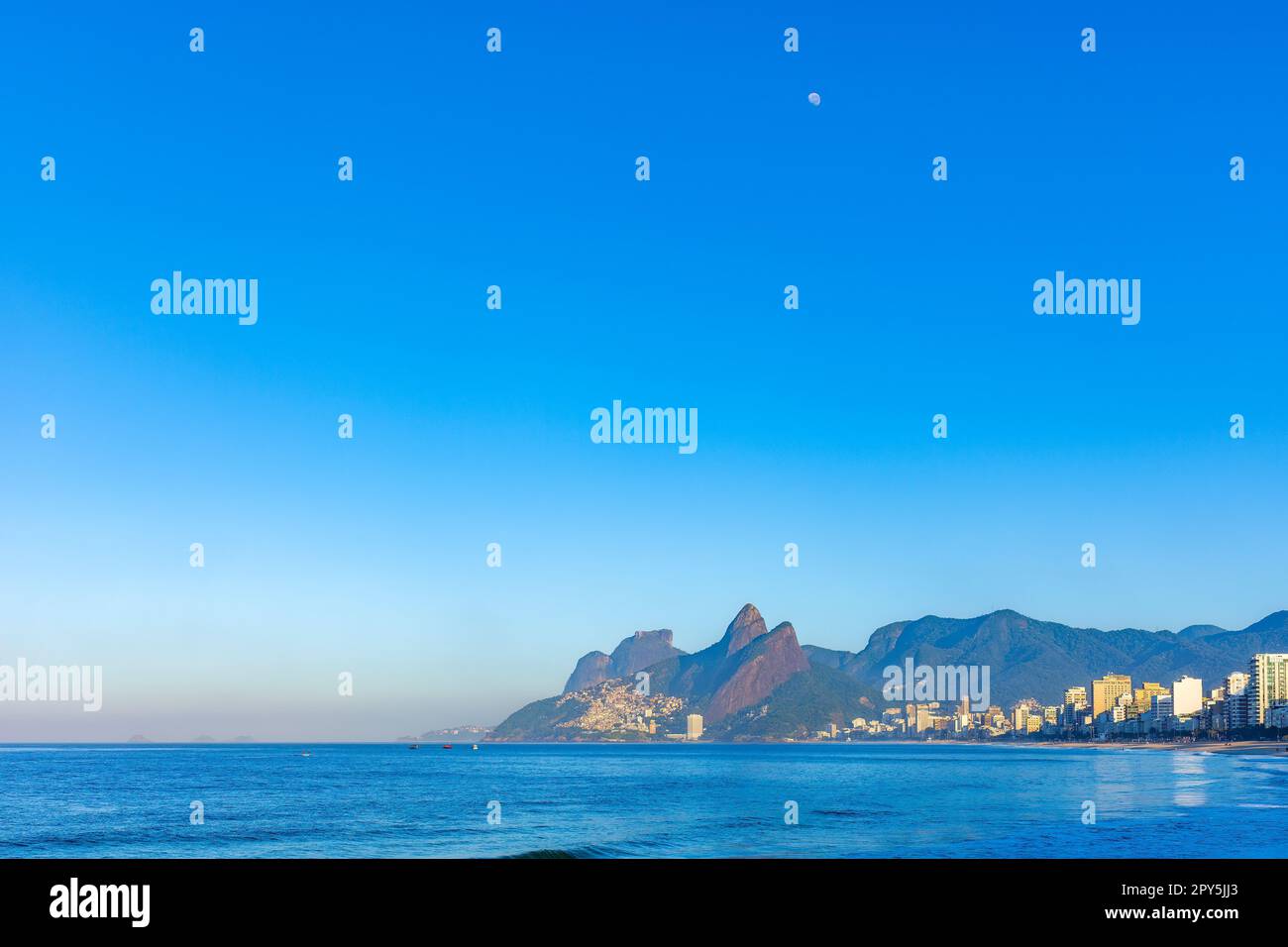 Alba sulla spiaggia di Ipanema a Rio de Janeiro Foto Stock