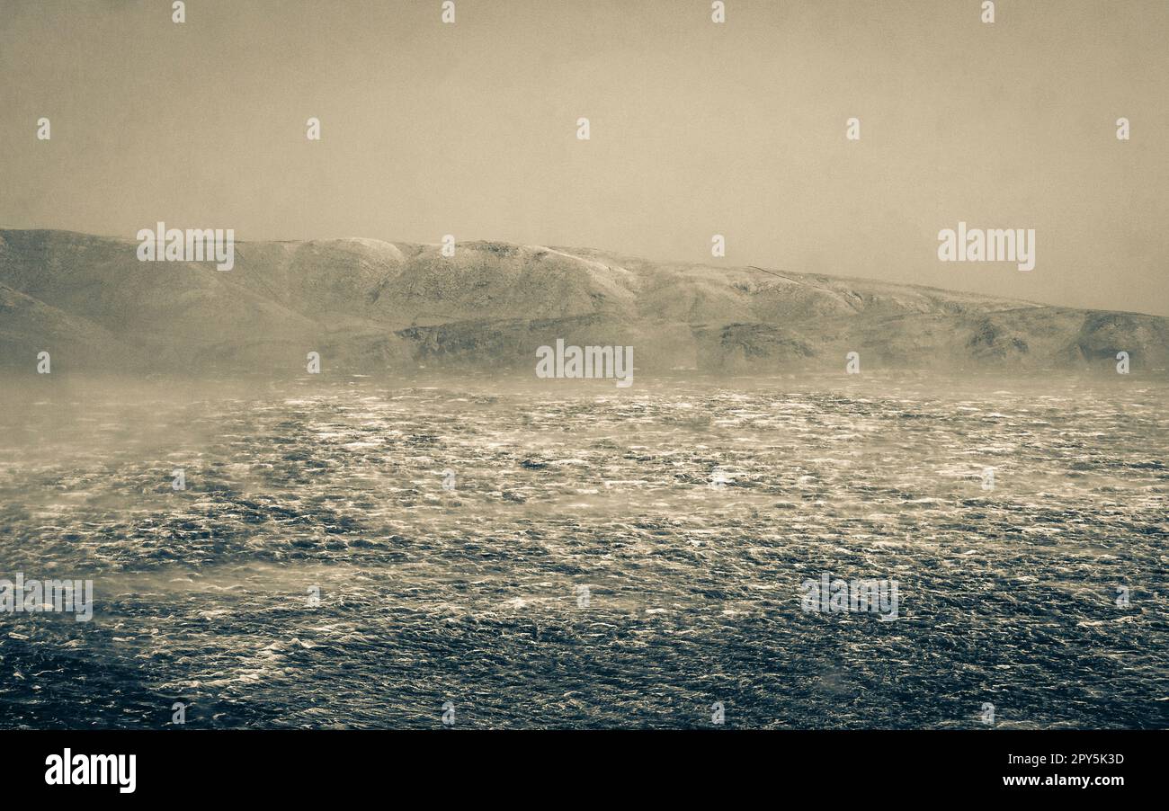 Mari blu e aspri con forte vento a Novi Vinodolski Croazia. Foto Stock