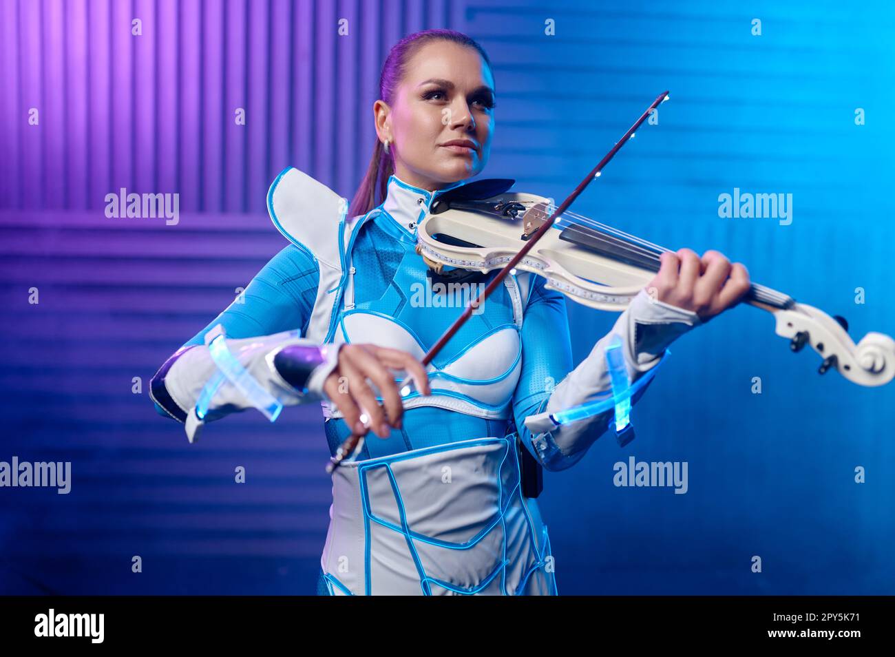 Ritratto di solista violino sul palco in luce al neon Foto Stock