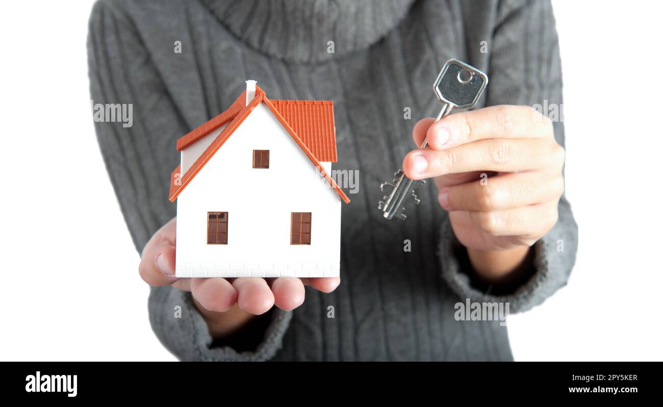 Casa in miniatura e chiavi. concetto di acquisto o di vendita a casa Foto Stock