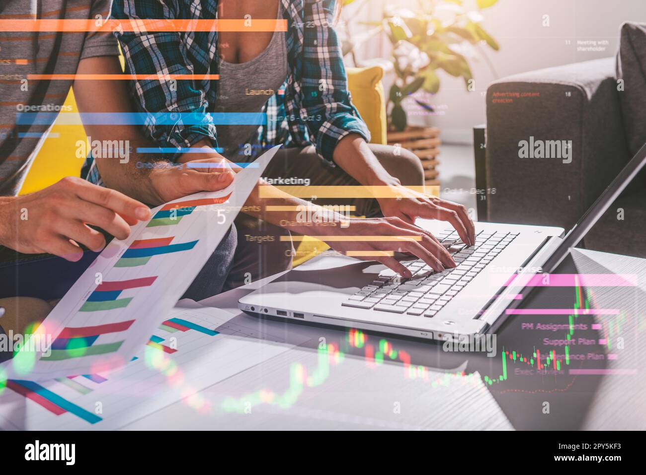 Le persone lavorano insieme in un ufficio moderno come lavoro di squadra e partner Foto Stock