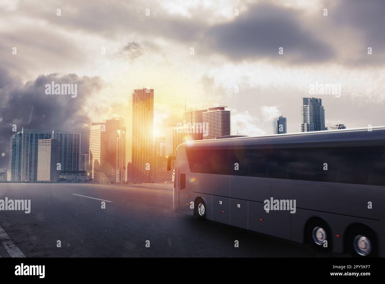 Autobus nero che si sposta sulla strada in un paesaggio urbano al tramonto Foto Stock