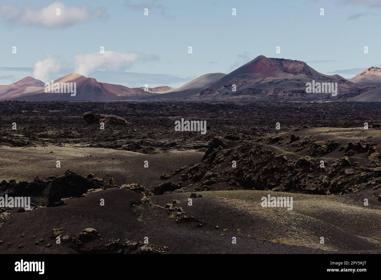 Paesaggio vulcanico nero del Parco Nazionale di Timanfaya a Lanzarote. Popolare attrazione turistica nell'isola di Lanzarote, Isole Canarie, Spagna. Foto Stock