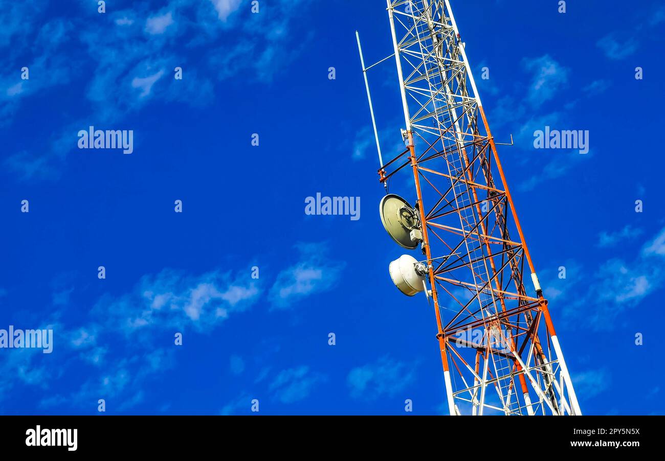 Radiazione da torre 5G rossa e bianca a Puerto Escondido, Messico. Foto Stock