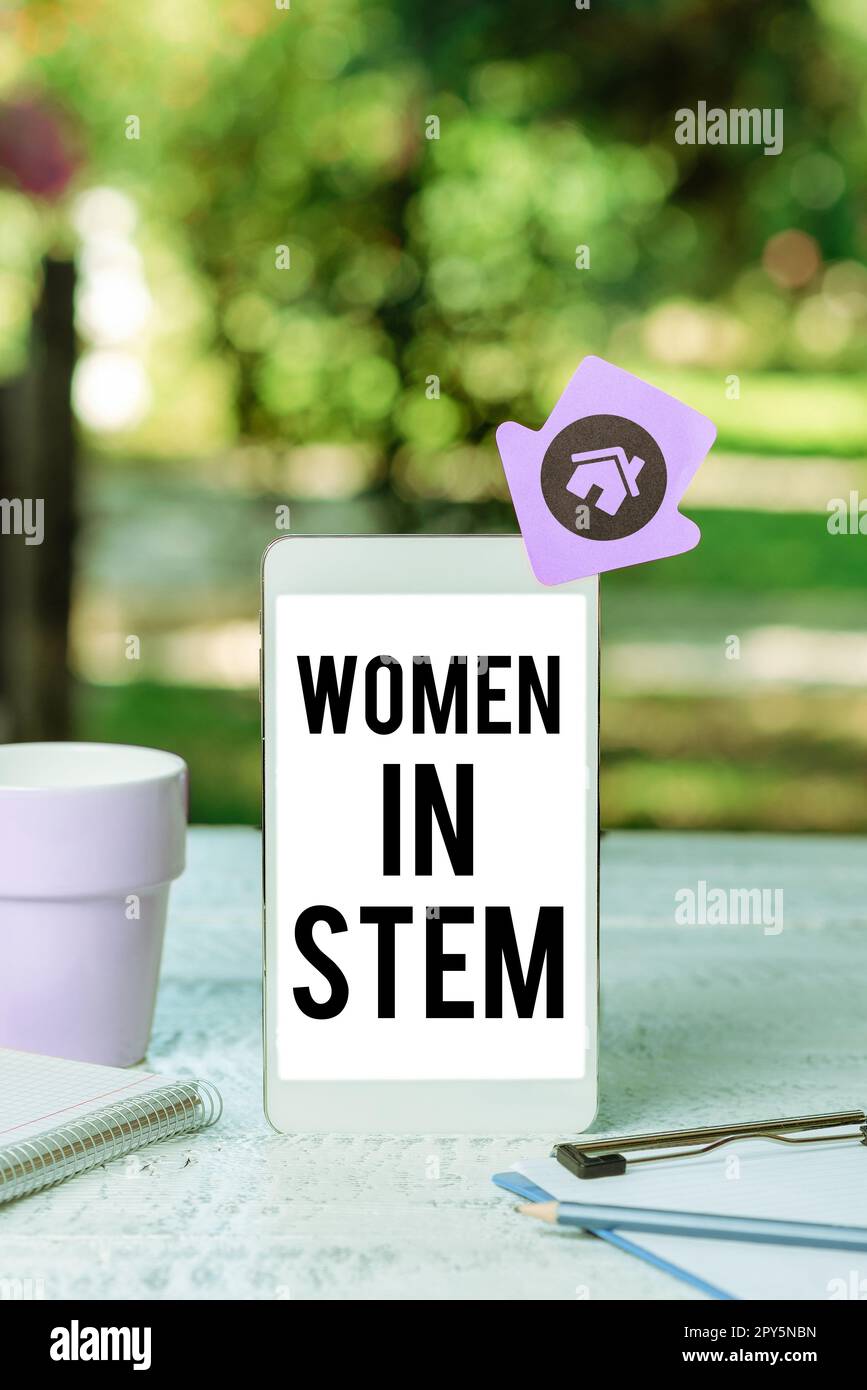 Didascalia di testo che presenta le donne nello stelo. Business Concept Science Technology Engineering Matematica Scientist Research Foto Stock