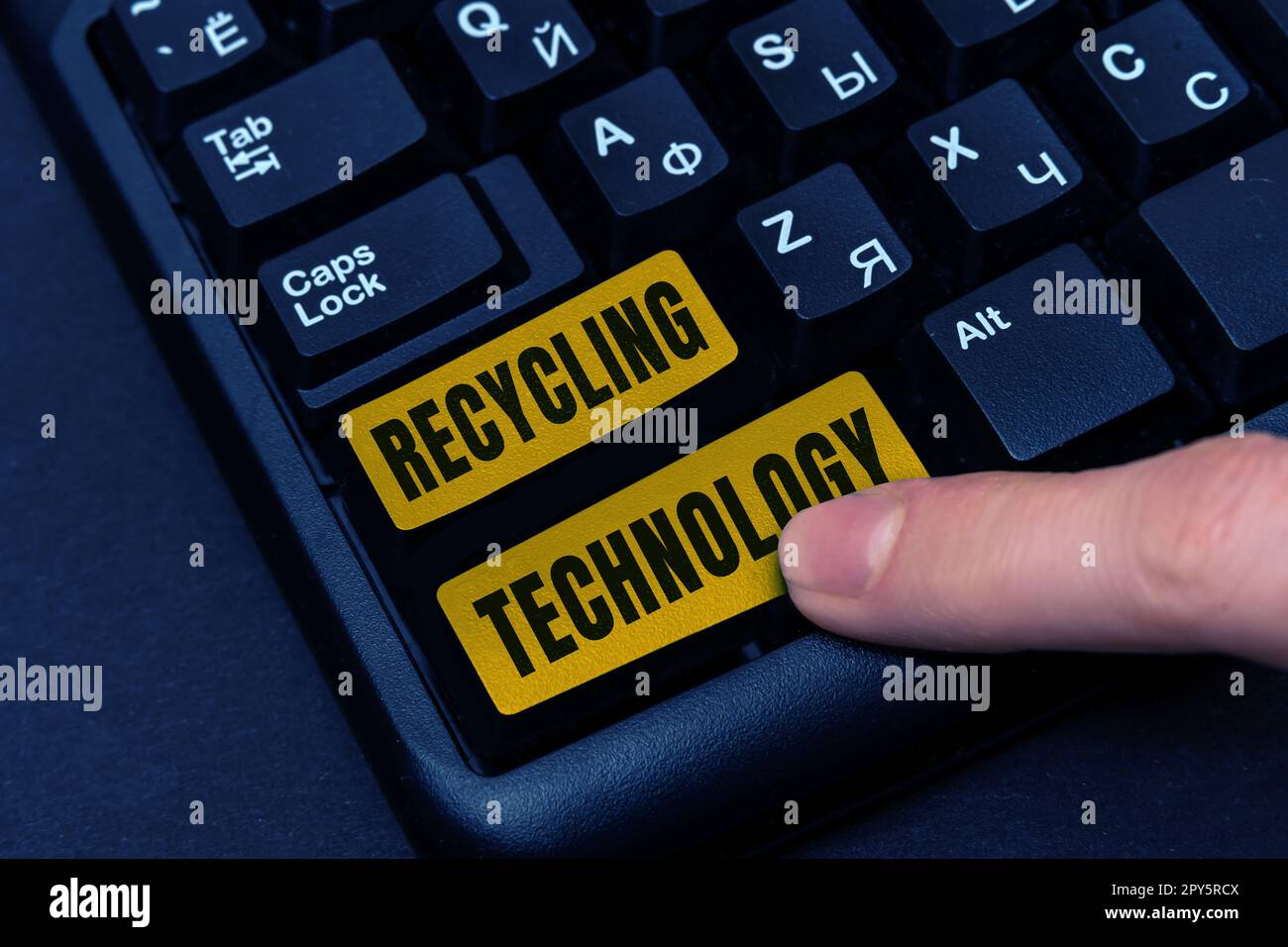 Tecnologia di riciclaggio dei display concettuali. Concetto di Internet i metodi per ridurre i rifiuti solidi Foto Stock