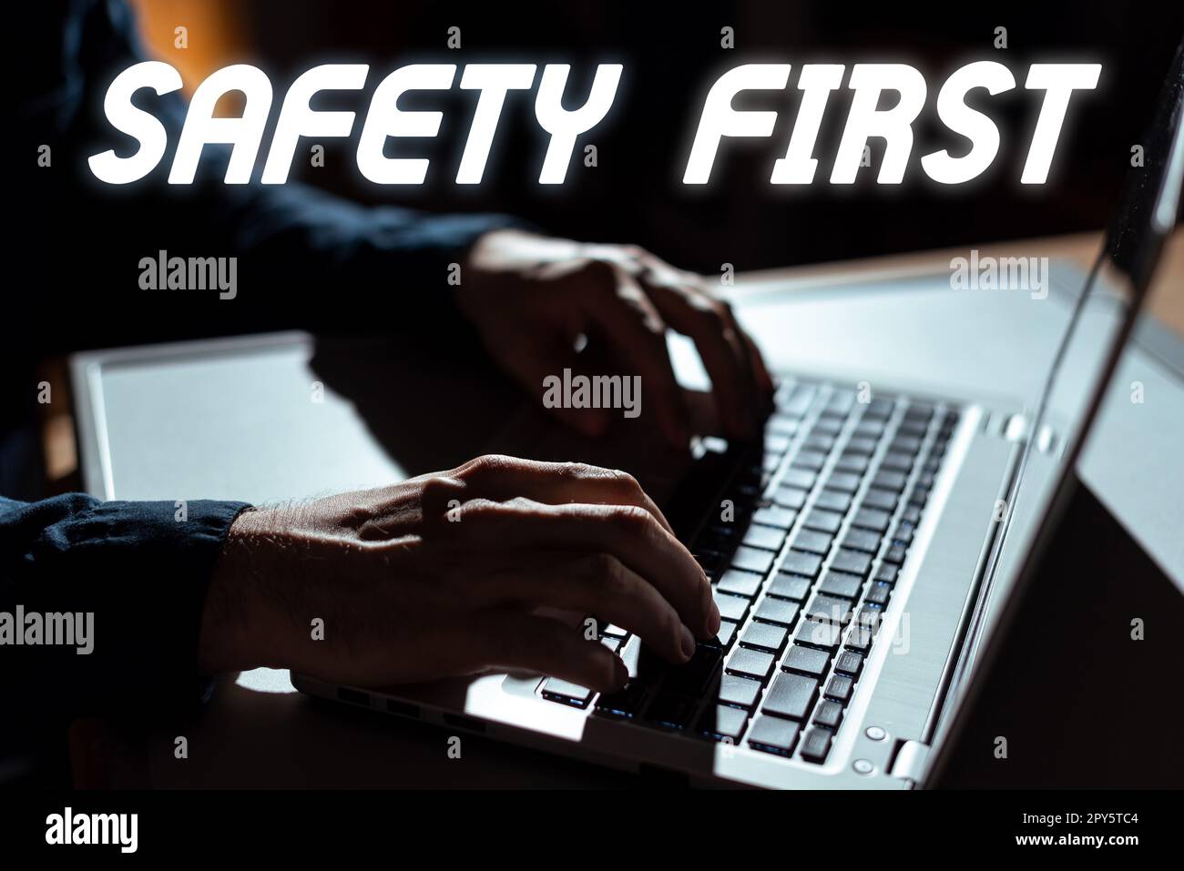 Didascalia di testo che presenta prima la sicurezza. Parola per evitare qualsiasi rischio non necessario vivere in modo sicuro prestare attenzione Foto Stock