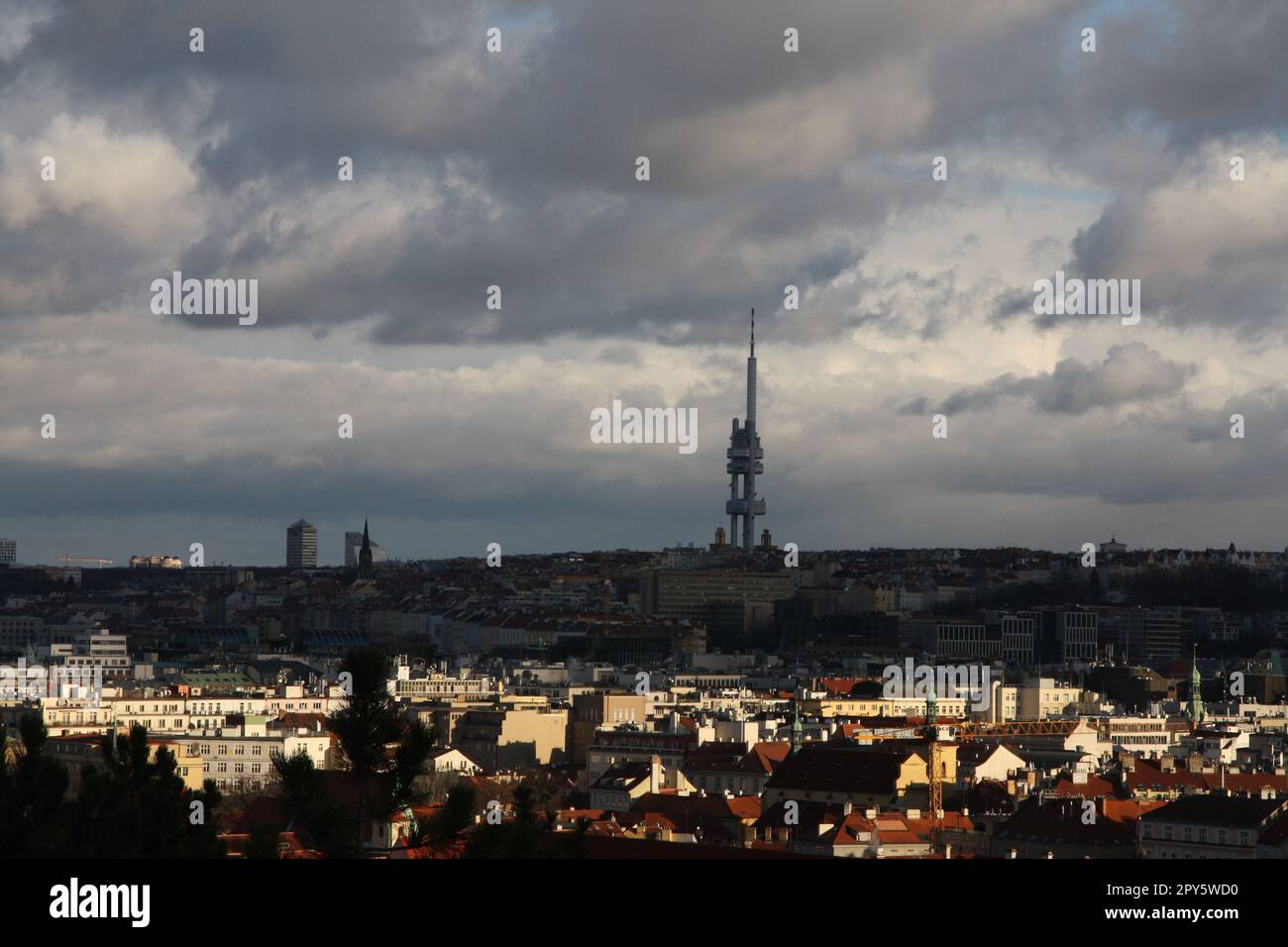 Vista su Praga e sulla torre della televisione di Žižkov Foto Stock