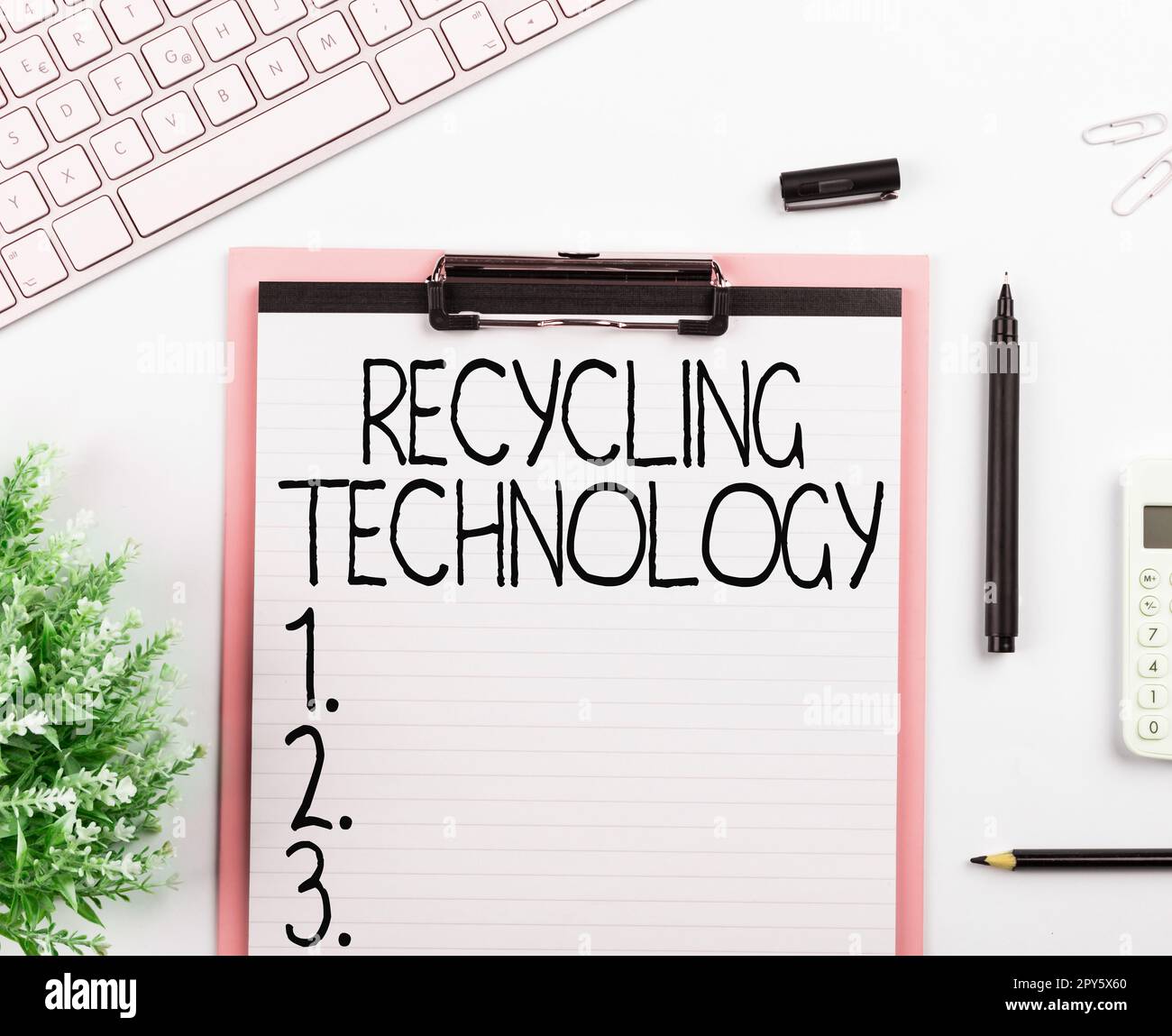 Didascalia di testo che presenta la tecnologia di riciclaggio. Concetto di Internet i metodi per ridurre i rifiuti solidi Foto Stock