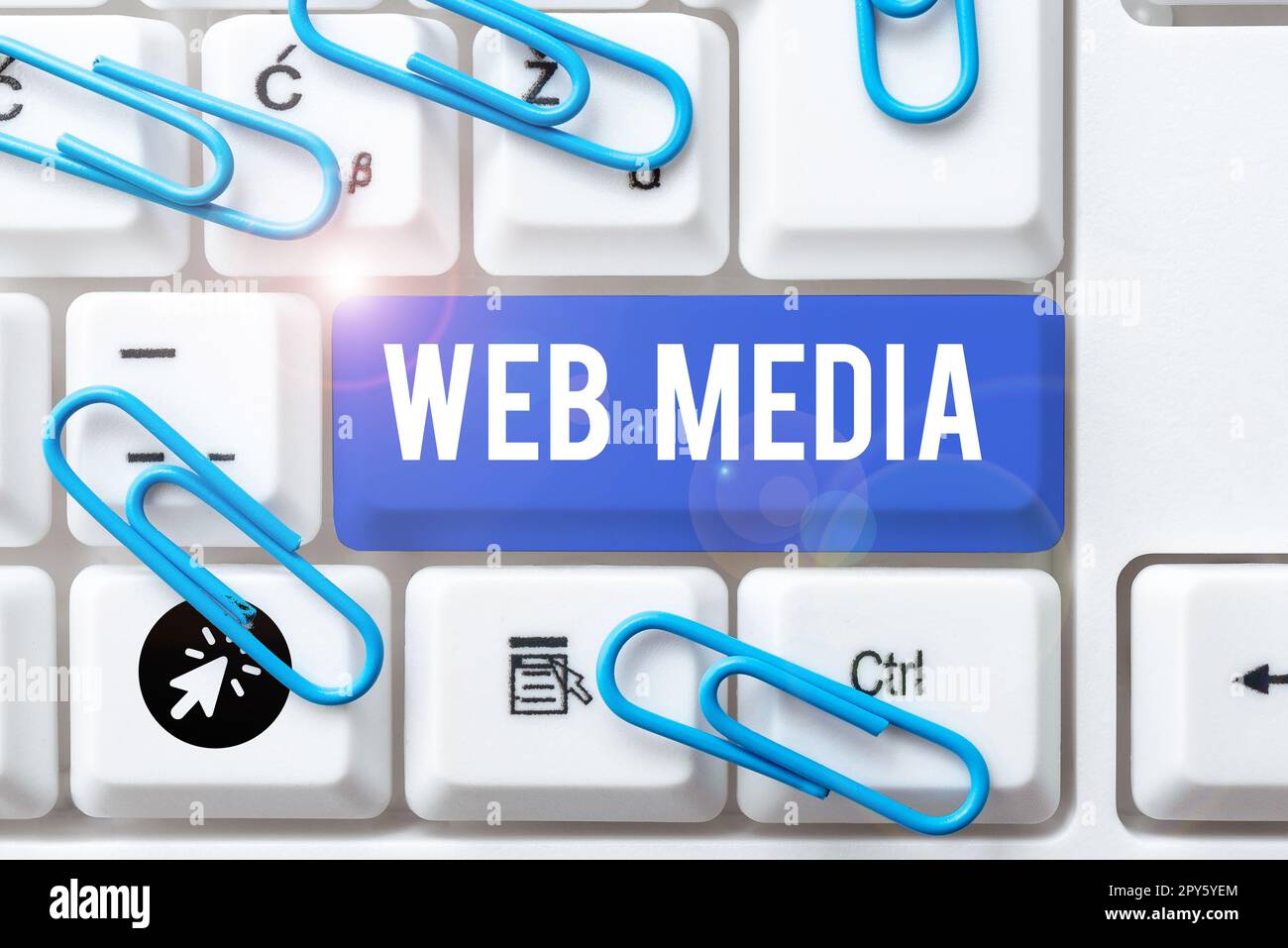 Didascalia di testo con Web Media. Concetto che significa forme audio e visive di comunicazione presentate sul web Foto Stock