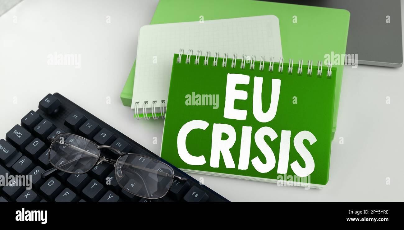 Cartello che mostra la crisi dell'UE. Foto concettuale lo stato dell’Eurozona incapace di ripagare o rifinanziare il proprio debito pubblico Foto Stock