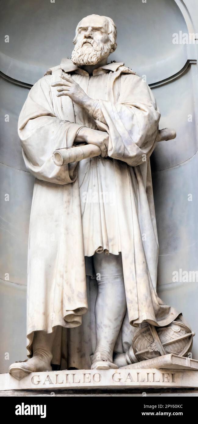 Firenze, Toscana, Italia. Statua di Piazzale degli Uffizi di Galileo Galilei, 1564 - 1642. Polymath italiano. Il centro storico di Firenze è a U. Foto Stock