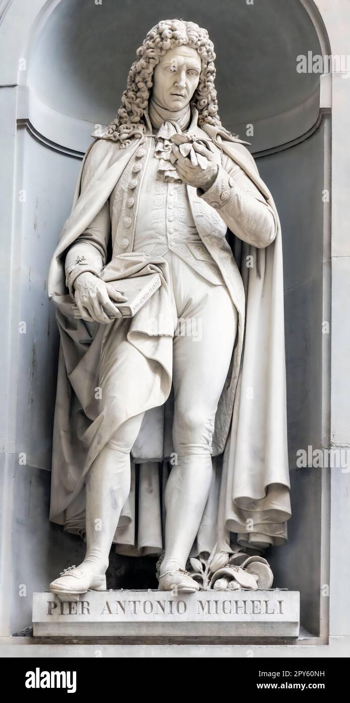 Firenze, Toscana, Italia. Statua in Piazzale degli Uffizi di Pier Antonio Micheli, 1679 - 1737. Botanico italiano. Il centro storico di Firenze i Foto Stock