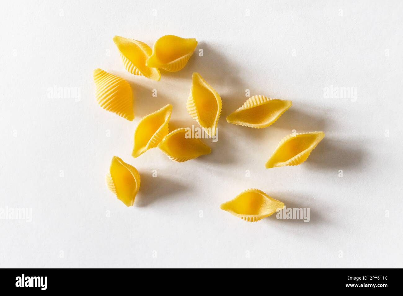 diverse conchiglie secche crude rigano i pezzi Foto Stock