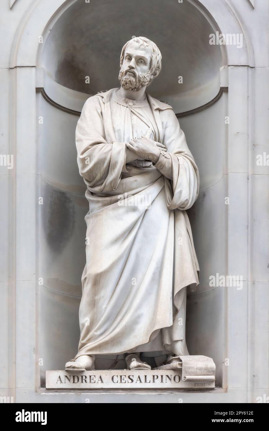 Firenze, Toscana, Italia. Statua in Piazzale degli Uffizi di Andrea Cesalpino, 1524 - 1603. Botanico e medico italiano. Il centro storico di F. Foto Stock
