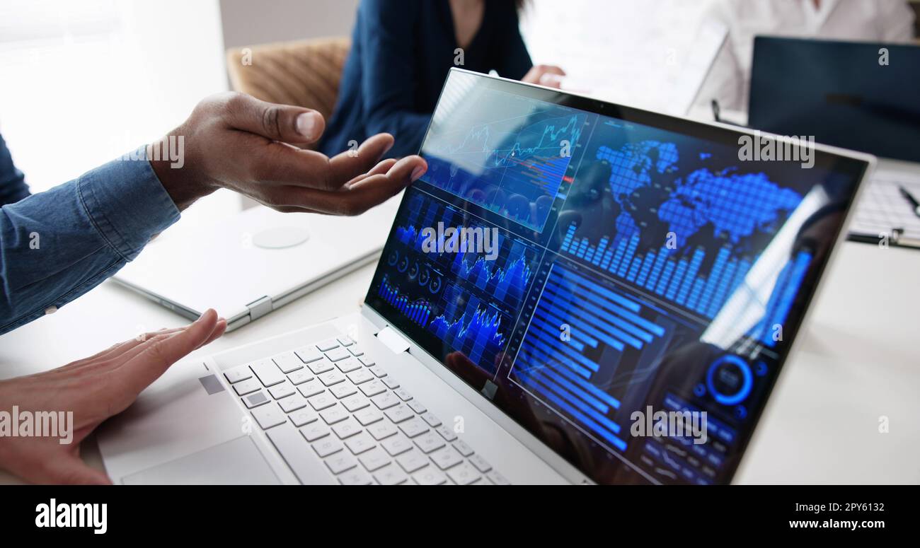 Analisi del dashboard finanziario KPI per team diversificati Foto Stock