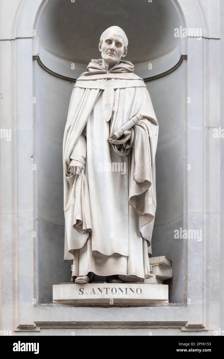 Firenze, Toscana, Italia. Statua di Piazzale degli Uffizi di Sant'Antonino di Firenze, 1389 - 1459. Frate Domenicano italiano, Arcivescovo di Floren Foto Stock