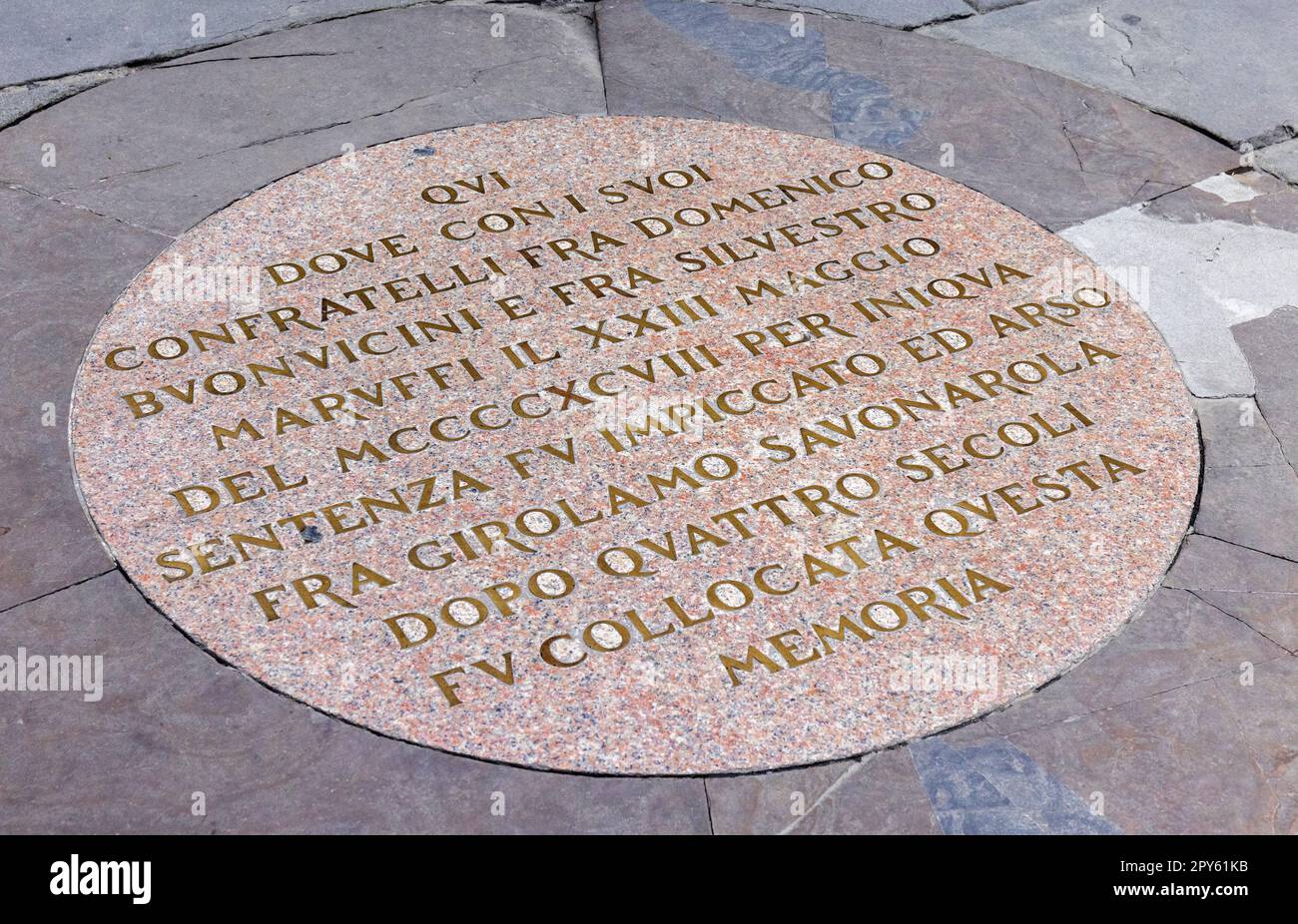 Firenze, Toscana, Italia. Targa in Piazza della Signoria che segna il luogo in cui frate Girolama Savonarola e altri due furono giustiziati il 23 maggio 14 Foto Stock