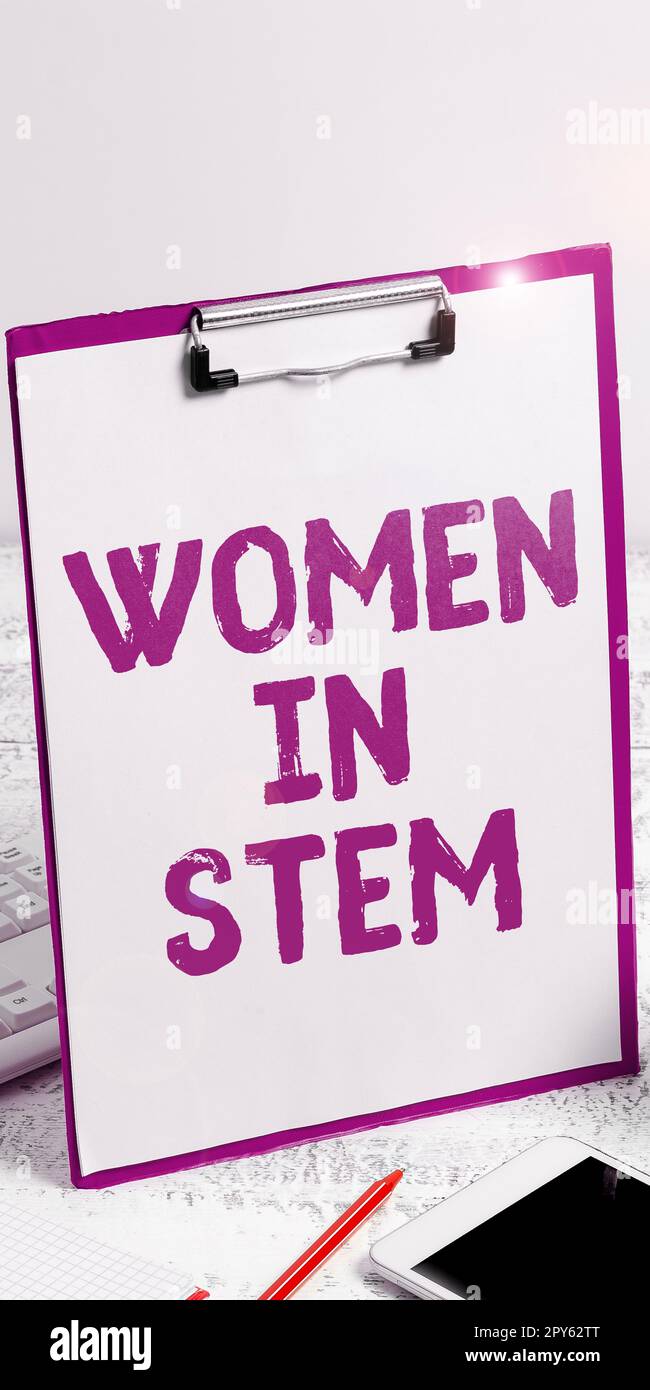 Segno che mostra le donne in STEM. Word for Science Technology Engineering Matematica Scientist Research Foto Stock