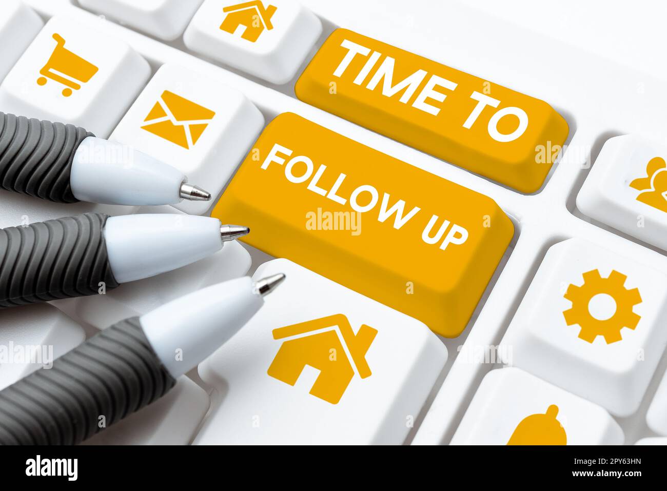 Scrittura manuale del testo tempo di follow-up. Concetto significato richiesta dell'attività precedente o continuazione delle informazioni Foto Stock