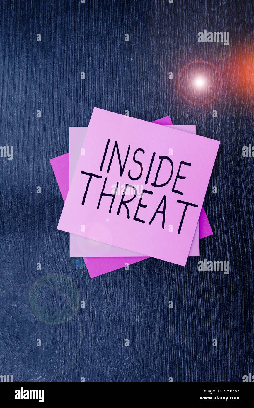 Scrittura manuale del testo all'interno della minaccia. Foto concettuale informazioni che solo un addetto all'interno avrebbe informazioni reali Foto Stock