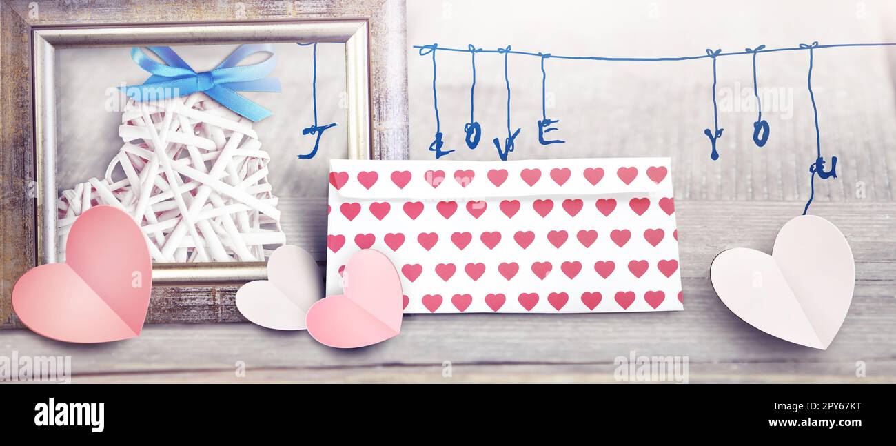 Concetto di San Valentino. Decorazione per le vacanze. Cuore e lettera d'amore. Foto Stock