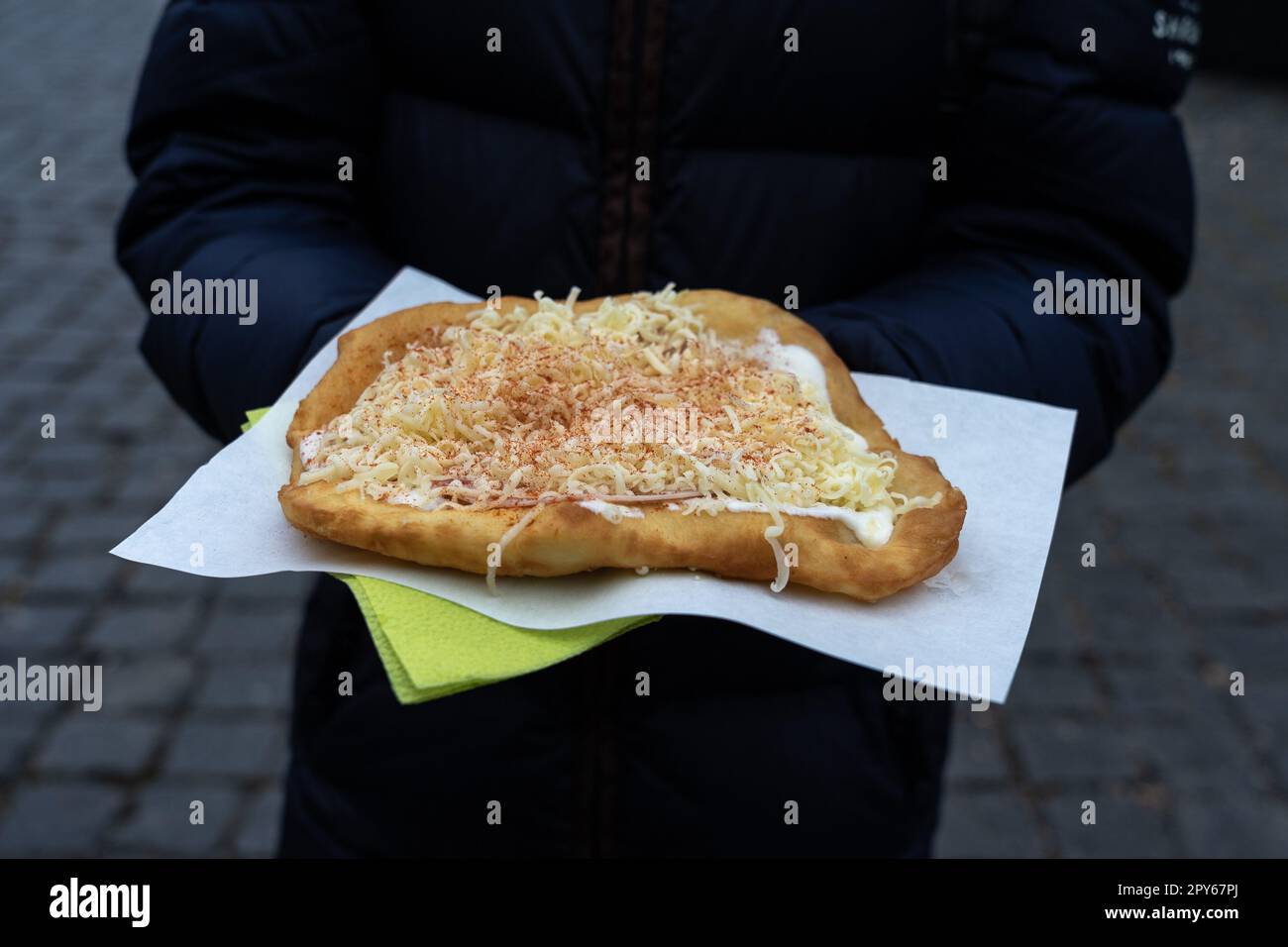 Langos - un tipico ungherese un pane piatto fritto, primo piano. Foto Stock